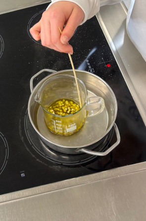 Gemisch + Bienenwachs verrühren